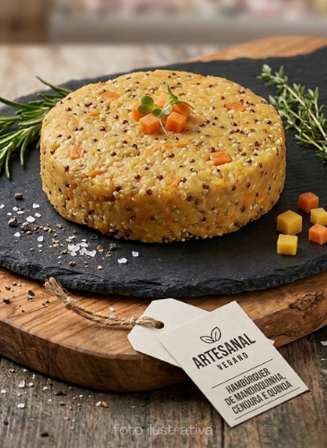 Burguer de Mandioquinha, cenoura e quinoa em tábua de ferro